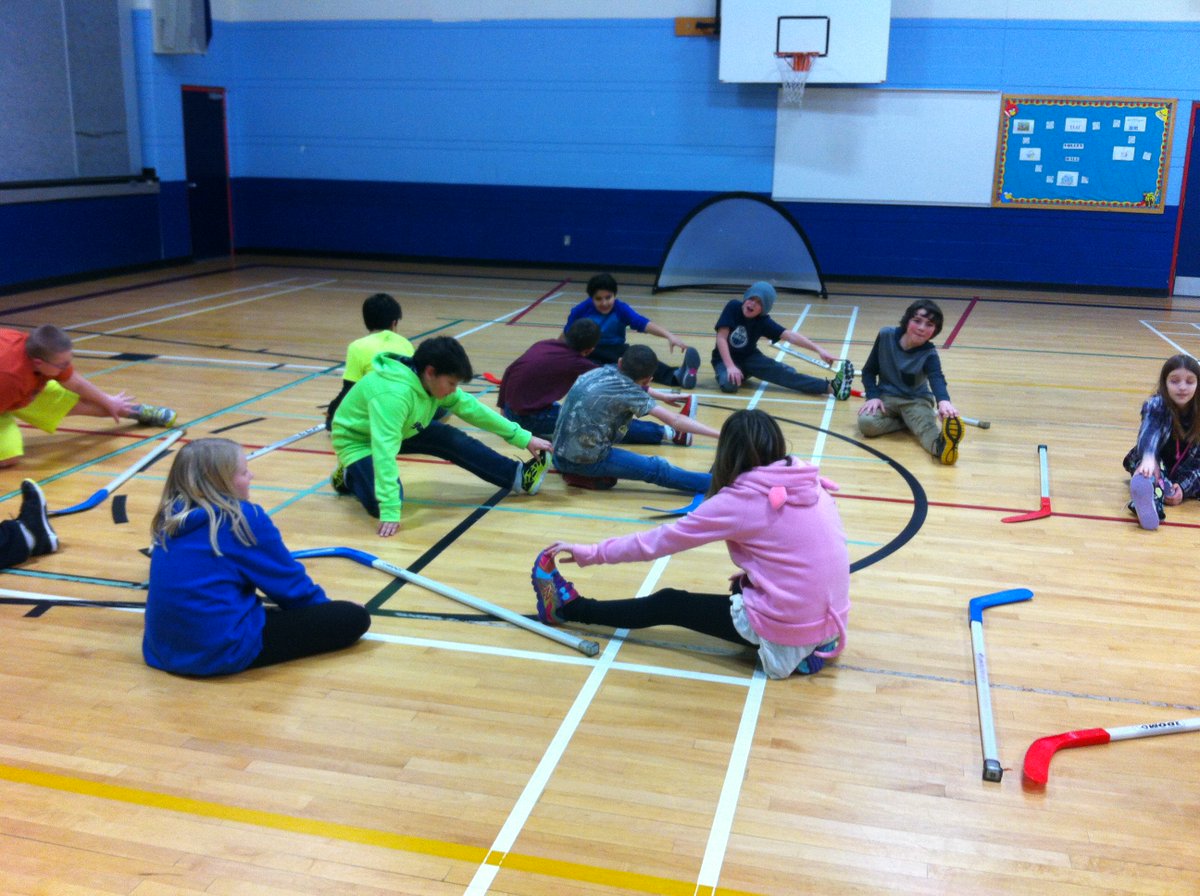 MsBarringtonCG's tweet image. Gr. 6 Floor Hockey students have great mentoring skills - leading stretch today @TimberleaSchool #whytimberlearocks