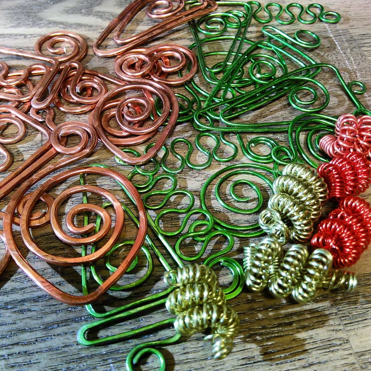 BrandySwisher's tweet photo. And the pile grows! :-) #wireart #hammeredwire #aluminumwire #color #fiestacolors #freeform #funwithwire https://t.co/SOl9JVWReQ
