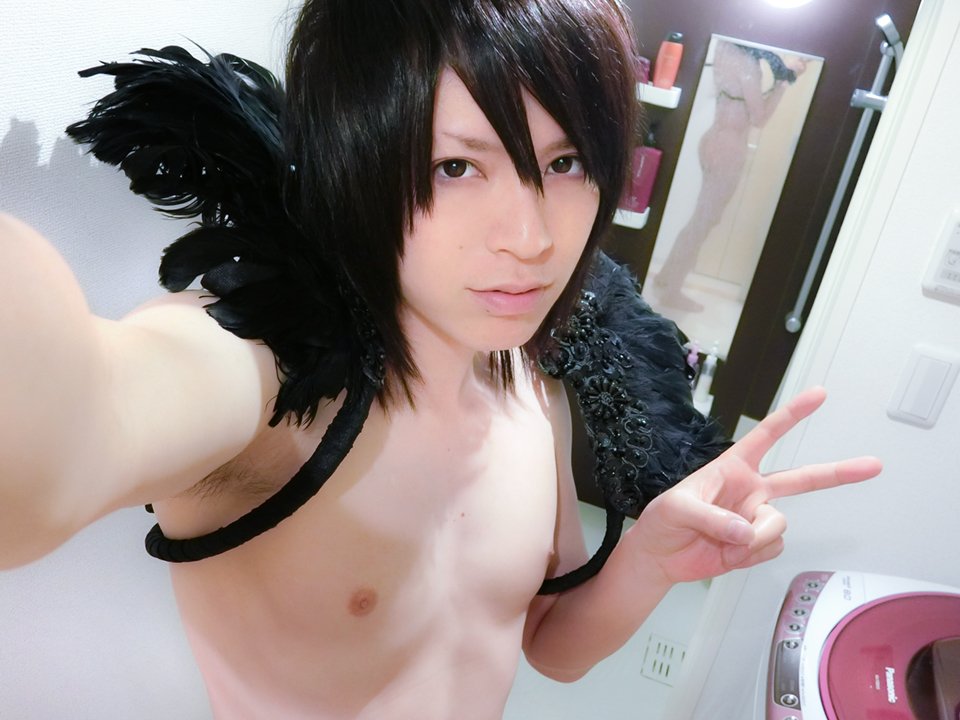 PIKU2N's tweet photo. 今日のコーデです。髪と羽根の色を合わせて差し色にピンク(乳首)を入れてみました。少し肌寒いですがケツはプリンプリンです。氣志團さんのＬＩＶＥを観に千葉県君津市民ホールに行ってきます。オススメのゴハン屋さん(海鮮)とかありますか？ https://t.co/ZdrLDuwEwy