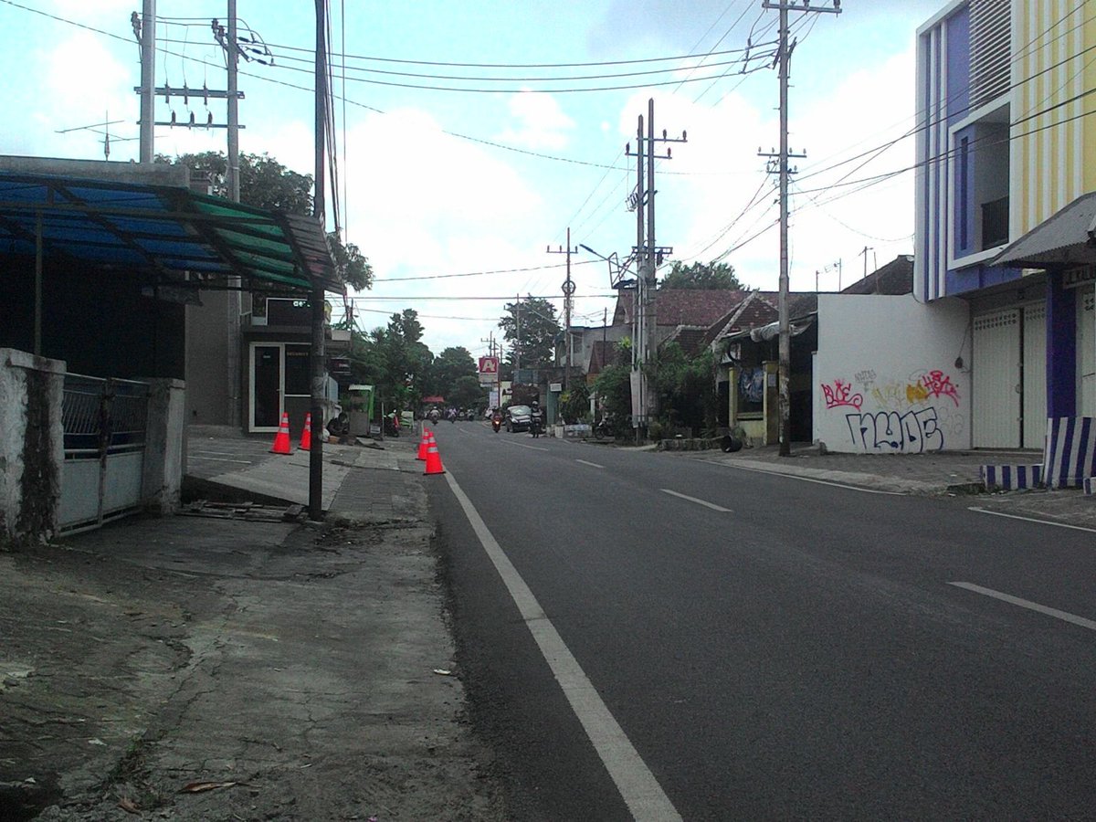 MawanSetya's tweet photo. Pukul 13.03 lalulintas di jln. kaliurang malang terpantau lengang ,Dian_BC4 #Traffic malang @Edunewsfm https://t.co/havEdqGg11