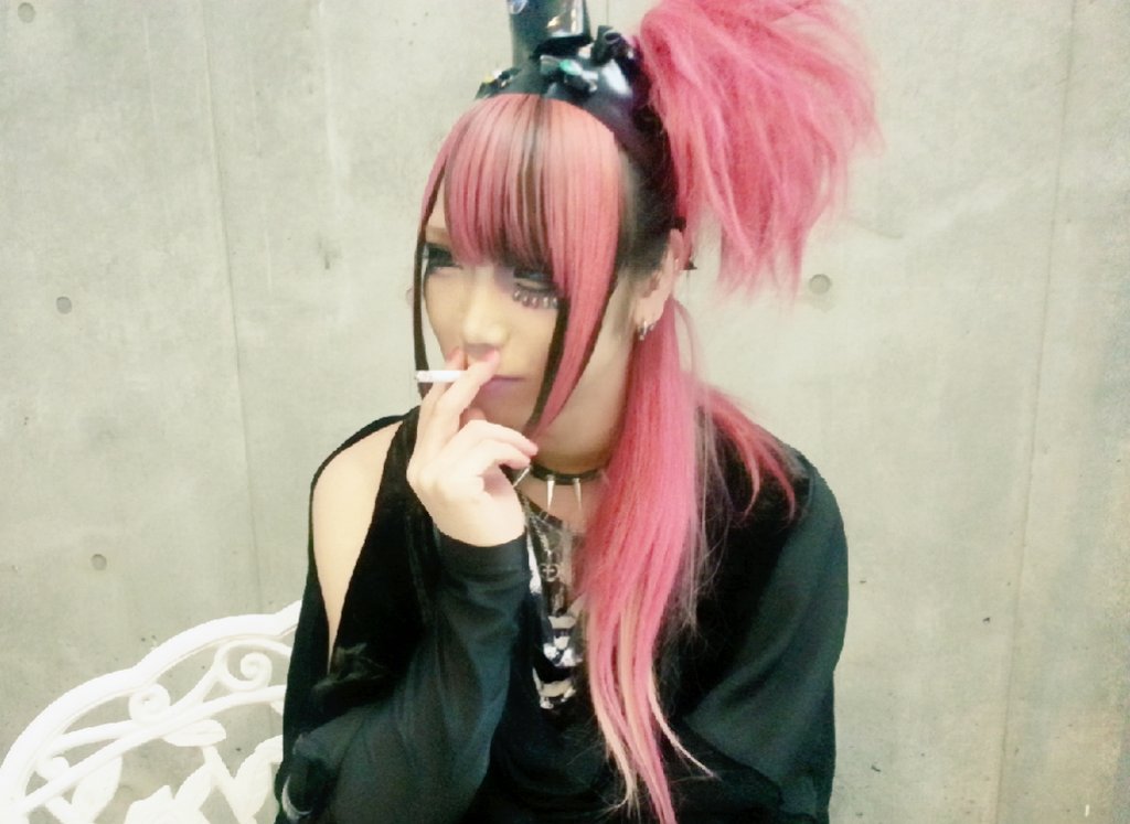 Curevsplash's tweet photo. 撮影の合間でいっぷく中の、ろっしーさんオフショトをいただきました。 https://t.co/rjBCHdGxaJ