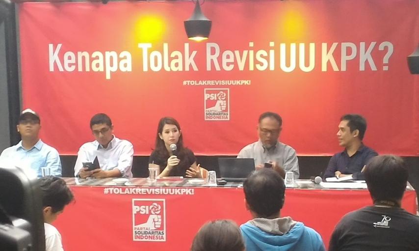 psi_id's tweet photo. Ketum PSI: "Nyawa KPK terancam oleh sekelompok orang yg mengaku wakil rakyat." Selengkapnya: https://t.co/SL1MWBd6Wu https://t.co/w6usznYNyo