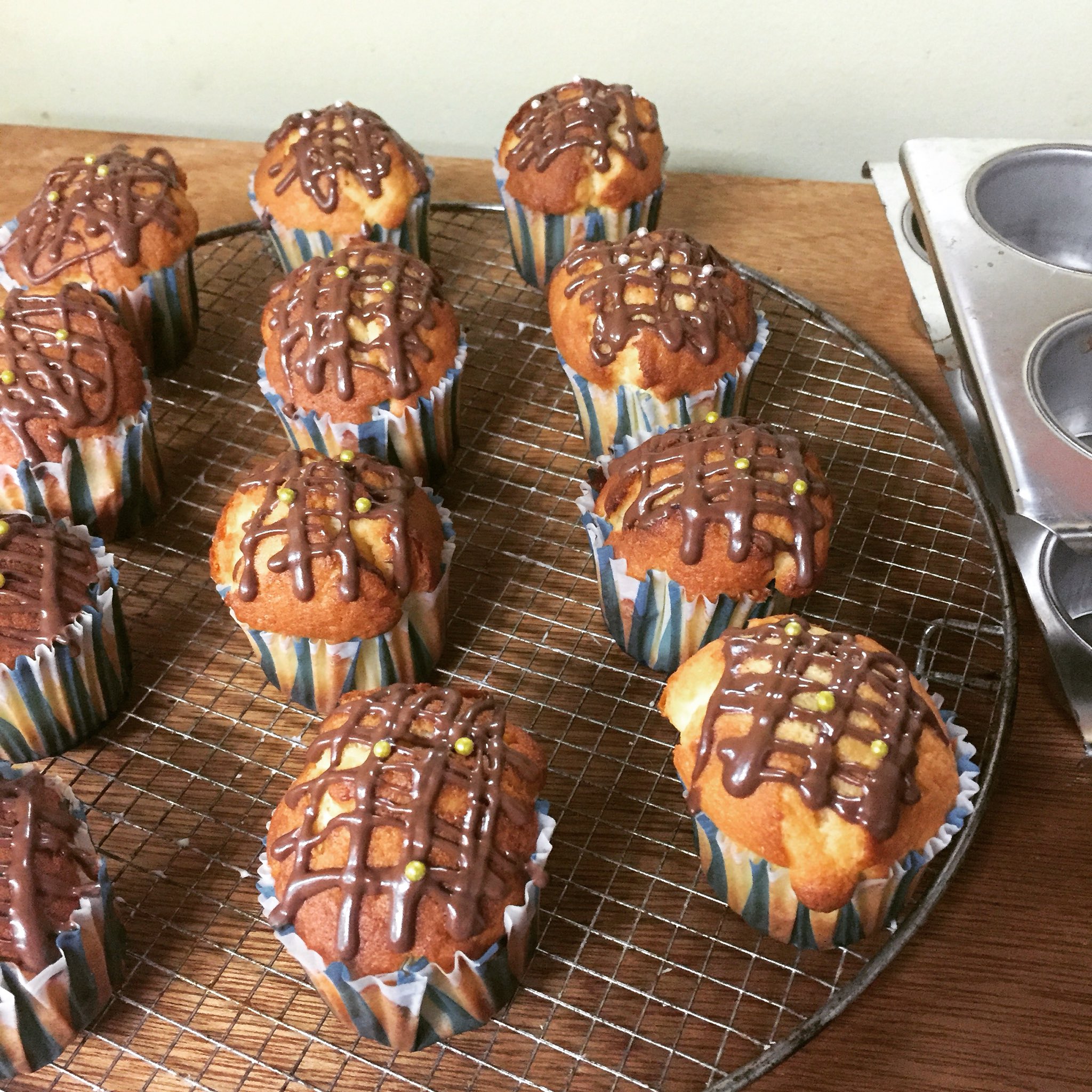 تويتر キッチンハウスたんぽぽ على تويتر しっとりカップケーキ ミルクチョコ シンプルなバニラ風味のカップケーキ はバター使用でしっとり 上にミルクチョコで飾り付けアラザンが可愛いカップケーキ ぽぽ弁デザート部 キッチンハウスたんぽぽ T Co