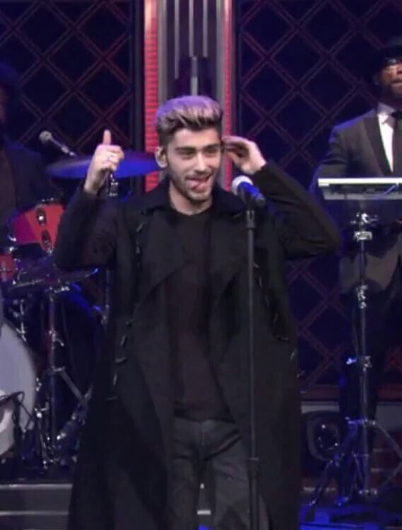 The last time Zayn was on stage was his last show on the OTRA tour &amp; tonight was his first time back 

#ZAYNOnFallon
