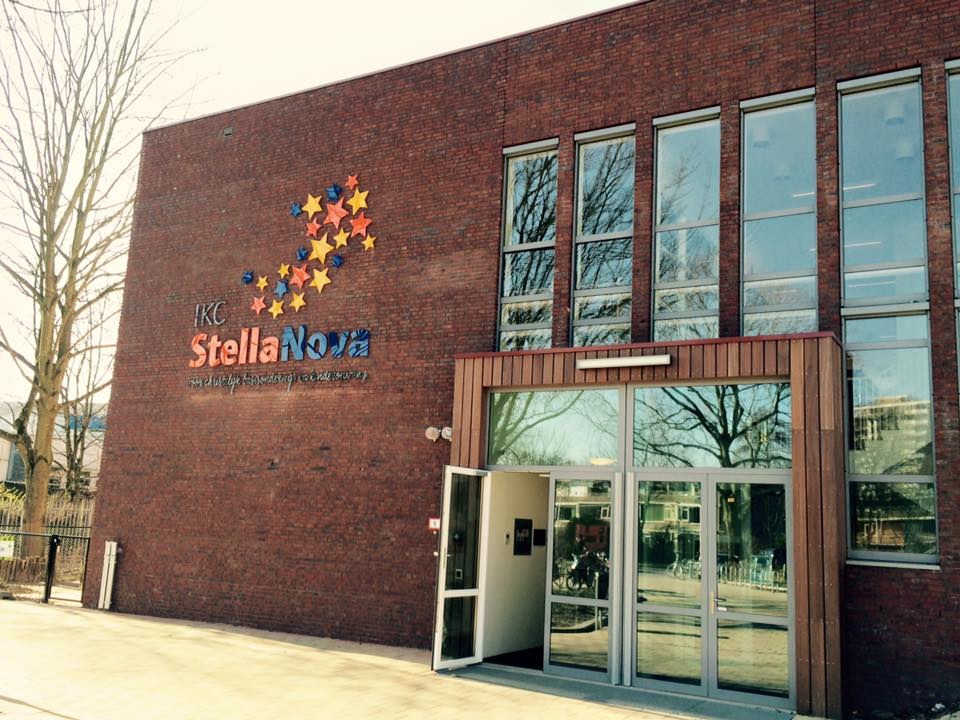 Het logo van <a href="/ikcstellanova/">IKC Stella Nova</a> staat nu op de voorgevel van de school. En wat ziet het er prachtig uit!