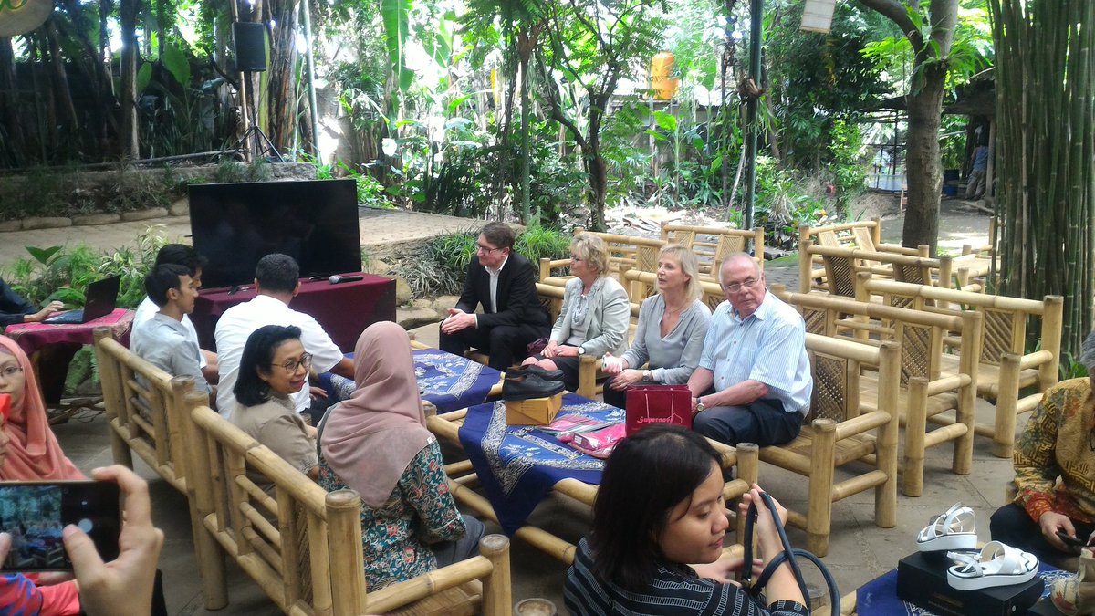 angklungudjo's tweet photo. Diskusi mengenai kerjasama antara Kemenpora Bandung dengan Deputy Mayor of the City of Braunschweig https://t.co/Y8xi01Fe0t