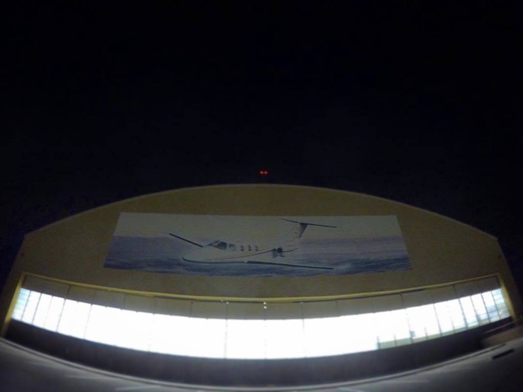 DeltaBravo33's tweet image. Instagram : by vidision - #albuqerque #avgeek #eclipsejet #hangar