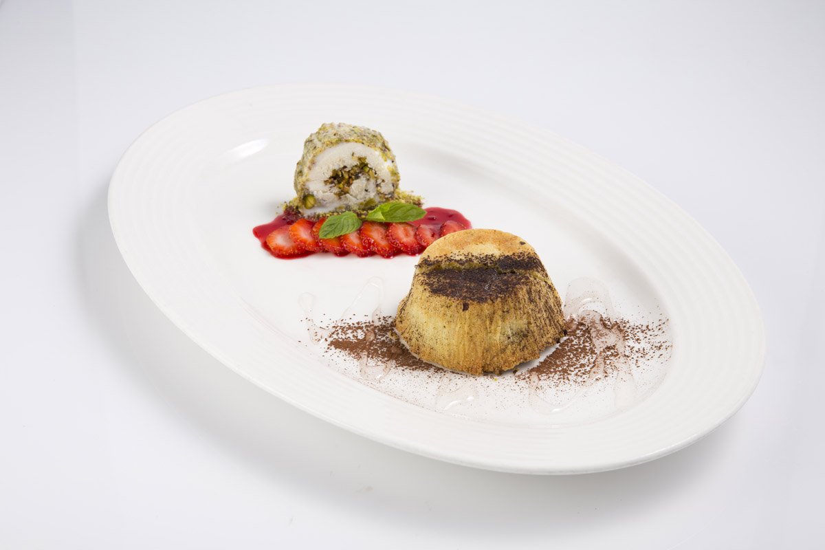 AhwakCafe's tweet photo. Let you heart melt over this #ChocolateMelt #dessert! #Ahwak https://t.co/WjWtMoobHC