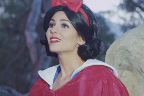 HarjotSamrai88's tweet photo. I think @VictoriaJustice looks so cute playing Snow White, Don't you all think? #SnowWhite #PlayingARole. https://t.co/Ra4YEbjbnO
