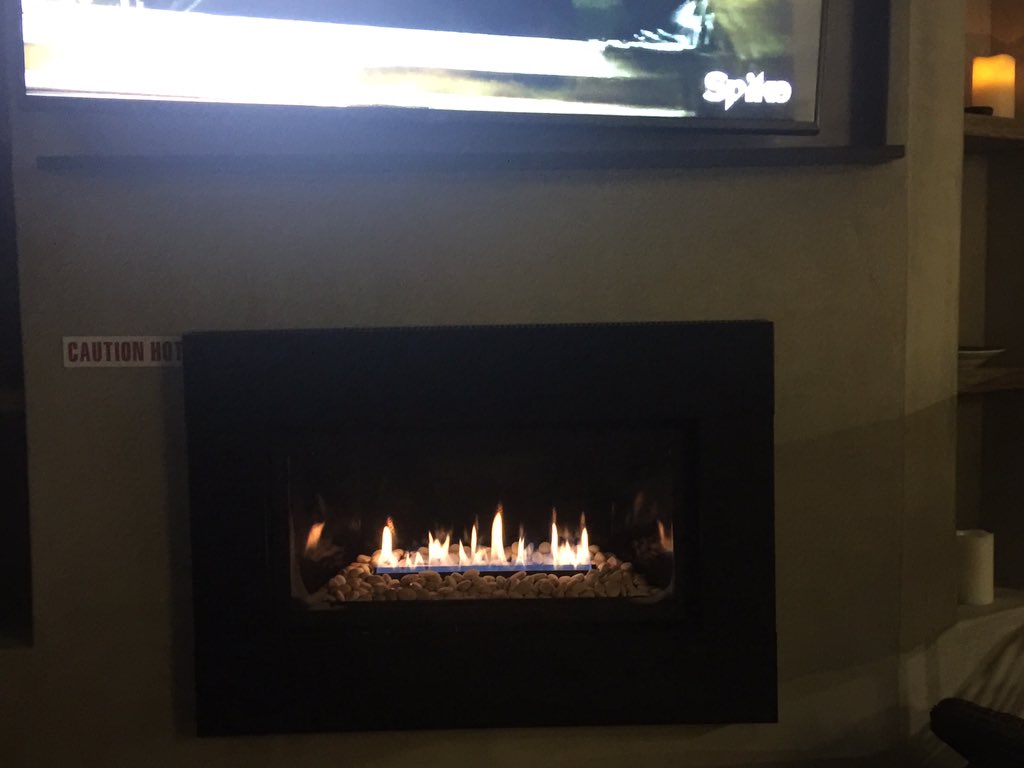 Cold and Rainey on the ocean in LA last night🌧💧💦my little fireplace came in handy😜🔥🔥🔥