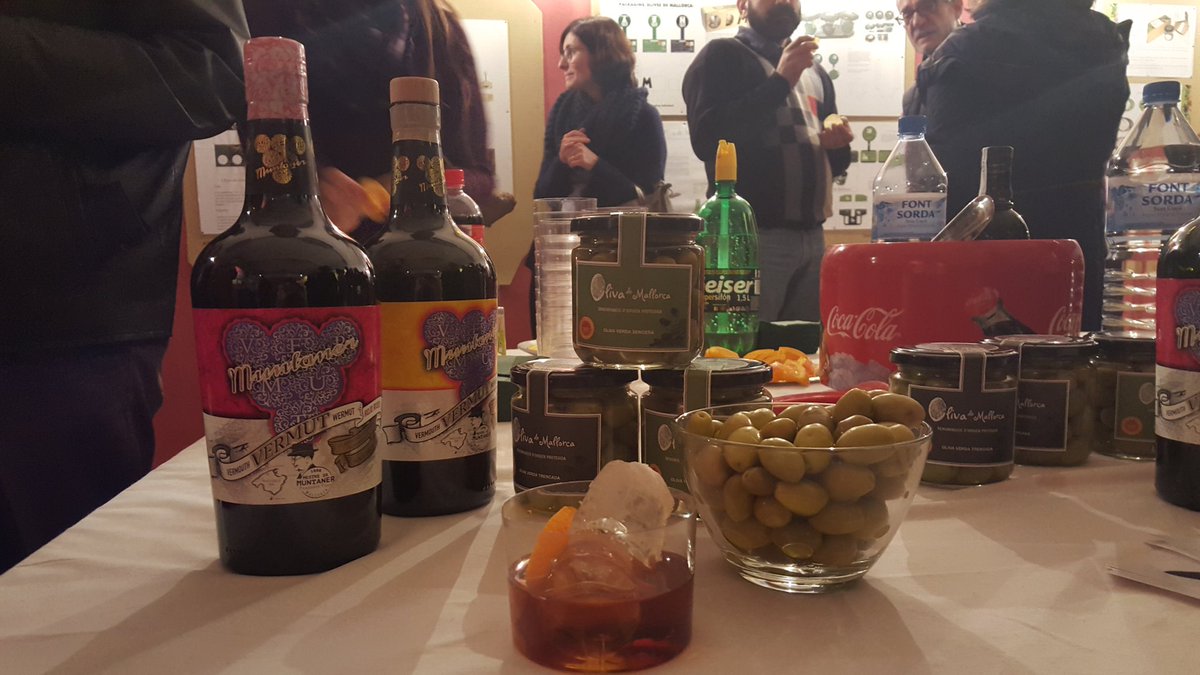 OlivadeMallorca's tweet photo. I ara el millor, un bon vermut mallorquí amb #olivademallorca!!! #verdanegratrencada @BodegasTunel #ESDIB https://t.co/6gRnom40gS