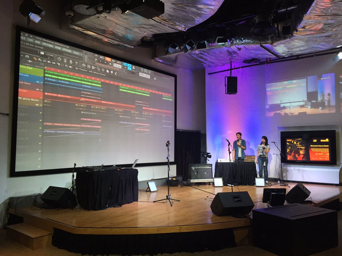 Setelah beberapa penampilan keren tadi, sekarang @MassiveKontrol_ lg jelasin sedikit ttg pembuatan electronic music