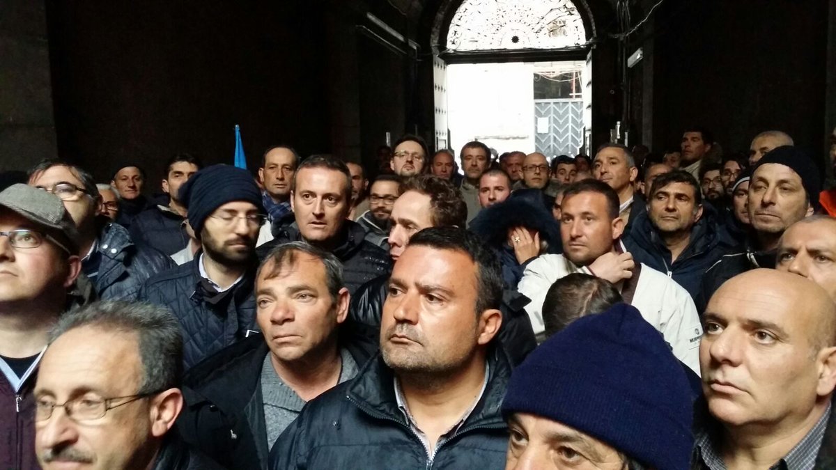 filleacgil's tweet photo. Crisi #Tecnis tremano 900 lavoratori. Da Catania sale l'urlo: Non vogliamo la #cassaintegrazione #VOGLIAMOLAVORARE https://t.co/MxJSYMBEc0
