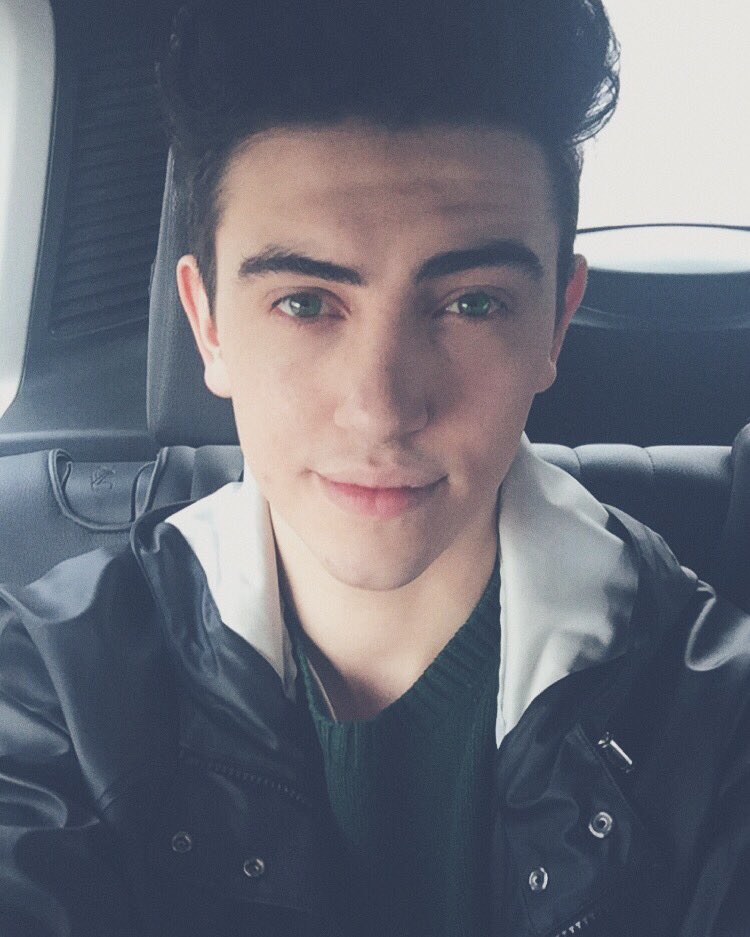 michele_bravi's tweet photo. Oggi vado a girare un video con... 👀

Un biscotto a chi indovina! 🍪😂 https://t.co/Hnl68ZeqFn