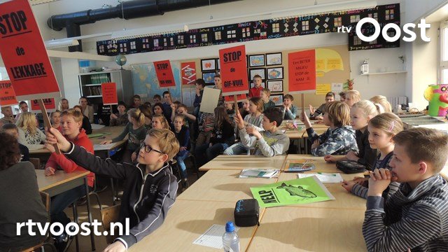 rtvoost's tweet photo. Basisschoolleerlingen uit Ootmarsum in actie tegen afvalwaterinjectie https://t.co/gfaGTQ4gcW #rtvoost https://t.co/ChMLcL6RPU