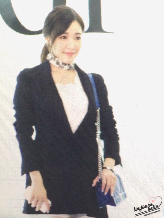 [PIC][17-02-2016]Tiffany khởi hành đi Thái Lan để tham dự sự kiện khai trương chi nhánh của thương hiệu "Christian Dior" vào hôm nay - Page 3 Cbf6EV5UUAE8cWt