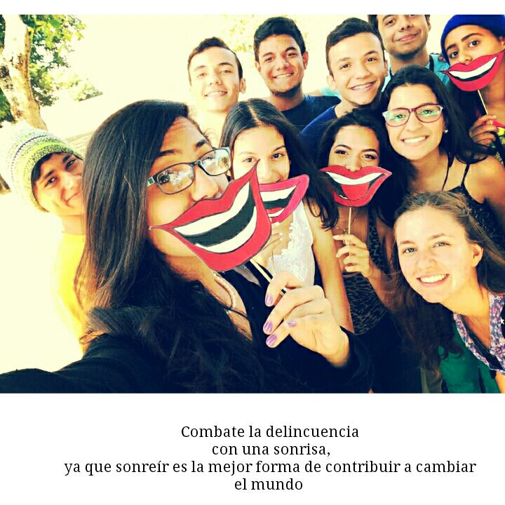 RevistaMalmener's tweet photo. Al regalar una sonrisa hasta los problemas más grandes se volverán muy pequeños. #Reto2 #millenials2016 @VidaUNITEC https://t.co/OBkyqC1pmG