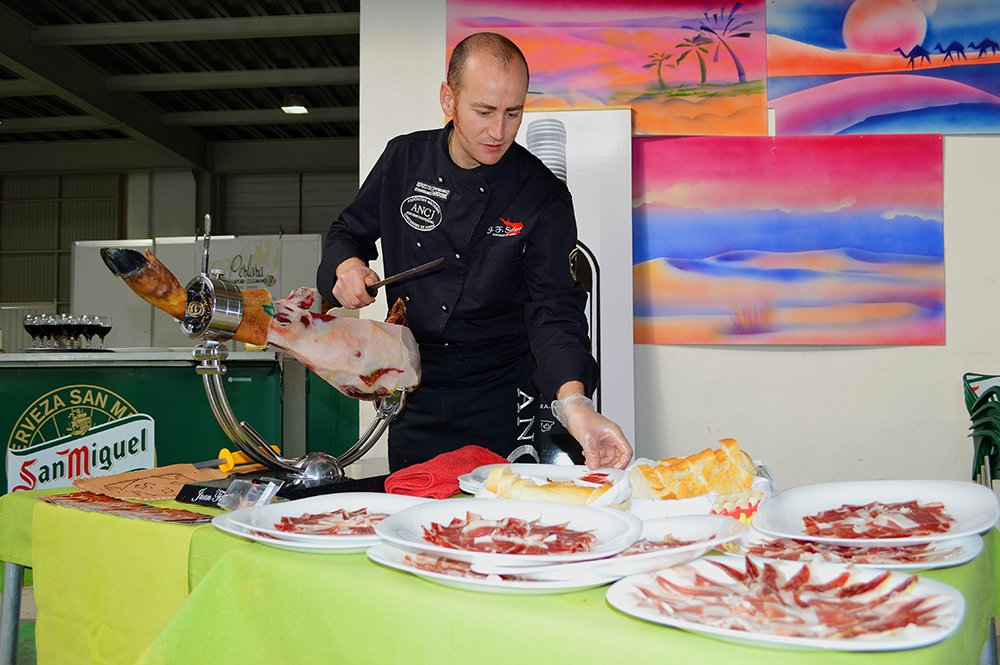 PlazaDlComercio's tweet photo. @SoleraFrancisco representará a #Tarancón en el I Campeonato Regional de Corte de Jamón
https://t.co/xrFnMikqSS https://t.co/xdrhVkWwAO