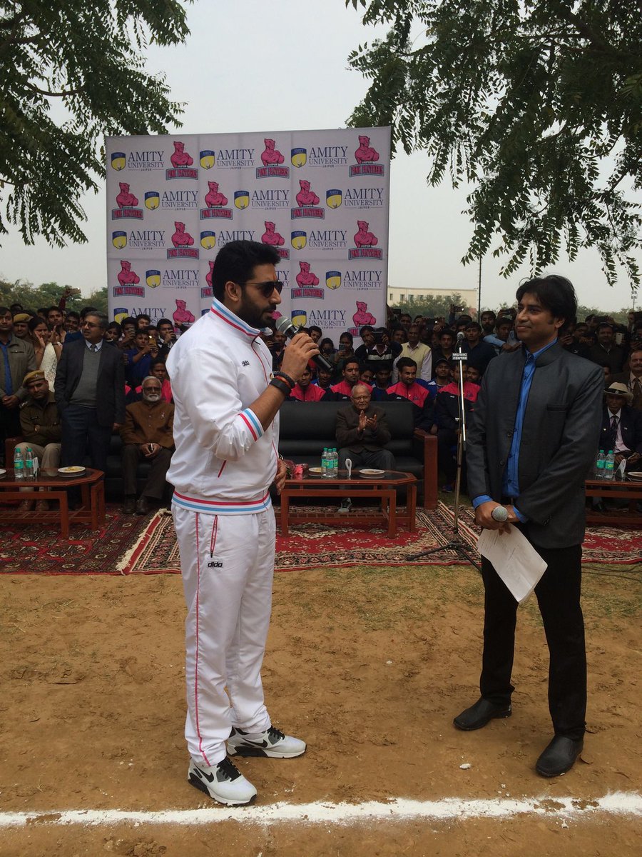JaipurPanthers's tweet photo. The Boss, @juniorbachchan along with the #panthers, spreading love &amp; #Kabaddi in Jaipur! 
@AmityUniJaipur https://t.co/EIigu4rraQ