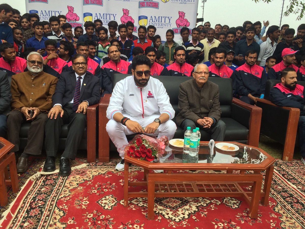 JaipurPanthers's tweet photo. The Boss, @juniorbachchan along with the #panthers, spreading love &amp; #Kabaddi in Jaipur! 
@AmityUniJaipur https://t.co/EIigu4rraQ