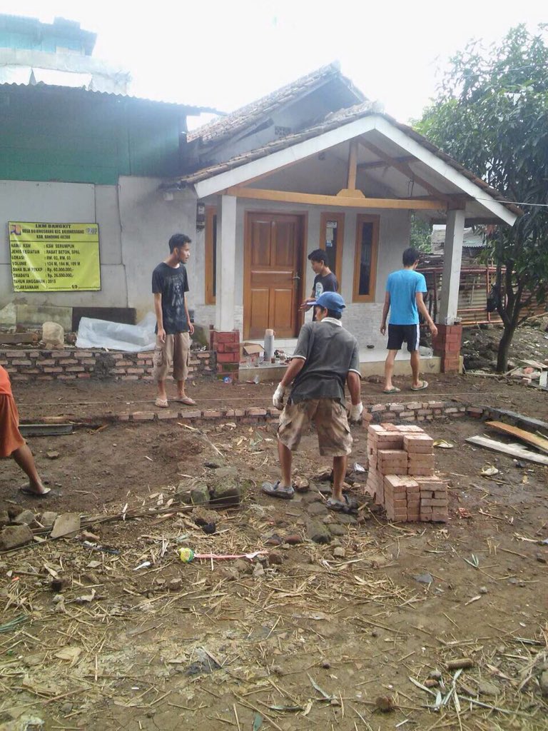 krabs02's tweet photo. Kerja bakti pembuatan jalan https://t.co/oazPt94Lvc