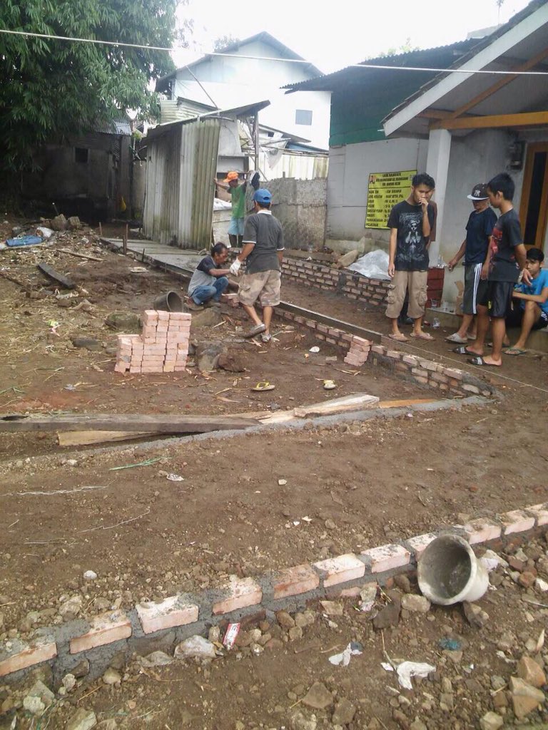 krabs02's tweet photo. Kerja bakti pembuatan jalan https://t.co/oazPt94Lvc
