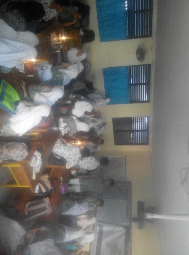 Hallo,hr ini ekskul KIR SMAN 3 TGR ada percobaan kecil kecilan niiiii dr kelompok 3 "mengambil koin tanpa basah" :D