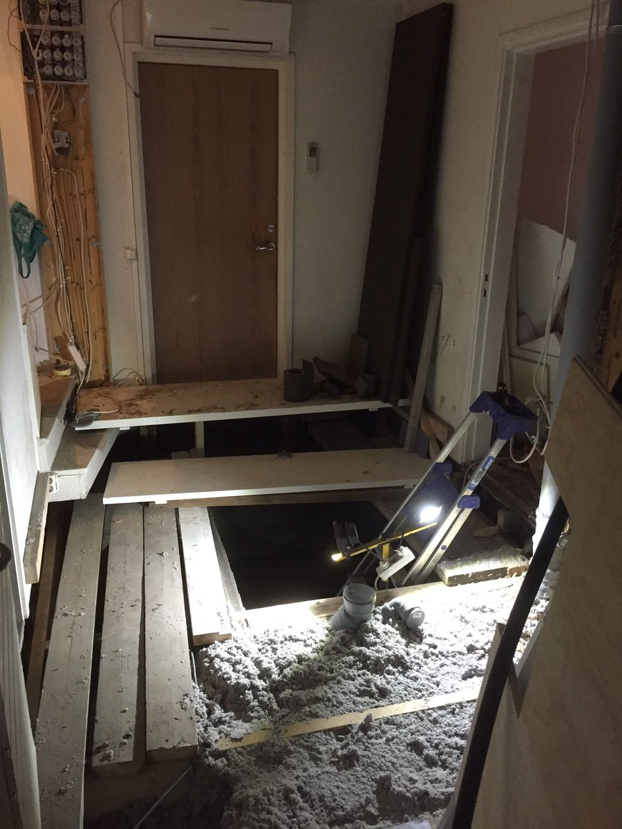tuomokal's tweet photo. Aina saa varoa ja katsoa mihin astuu, kun tuun käymään siskon luona. #esterata #muuttuvalabyrintti https://t.co/0GH8bddKFy
