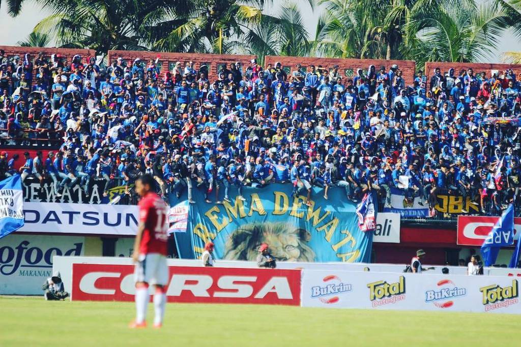 we_aremania's tweet photo. FT: Bali United 1-3 Arema, Nuwus Aremania atas dukungannya. Umak luar biasa! #Arema #Aremania #JuarakemBALI https://t.co/XJZaG4bmMe
