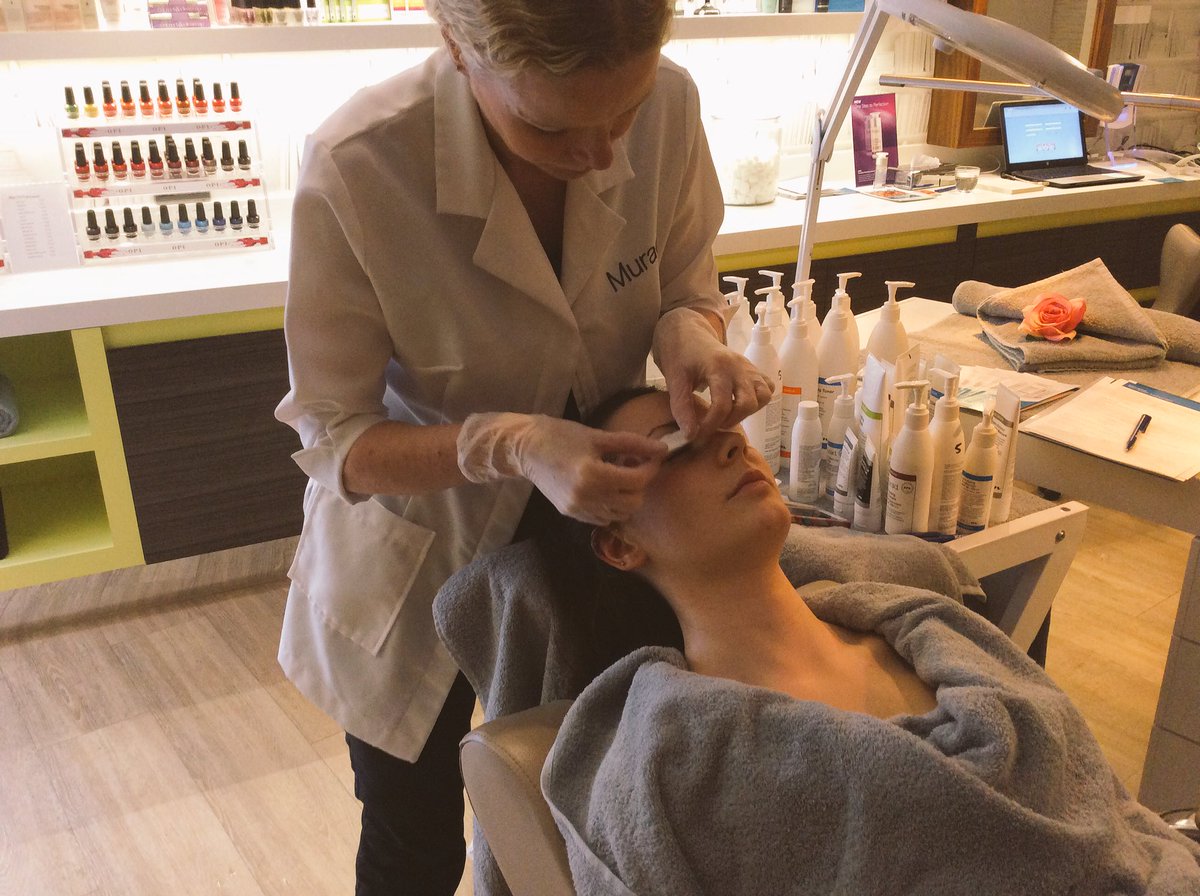 ThirdSpaceSpa's tweet photo. One of our demonstrations of the new Murad Method facials at our launch last night. Thanks to those who came #Murad https://t.co/cLnmjbtDMc