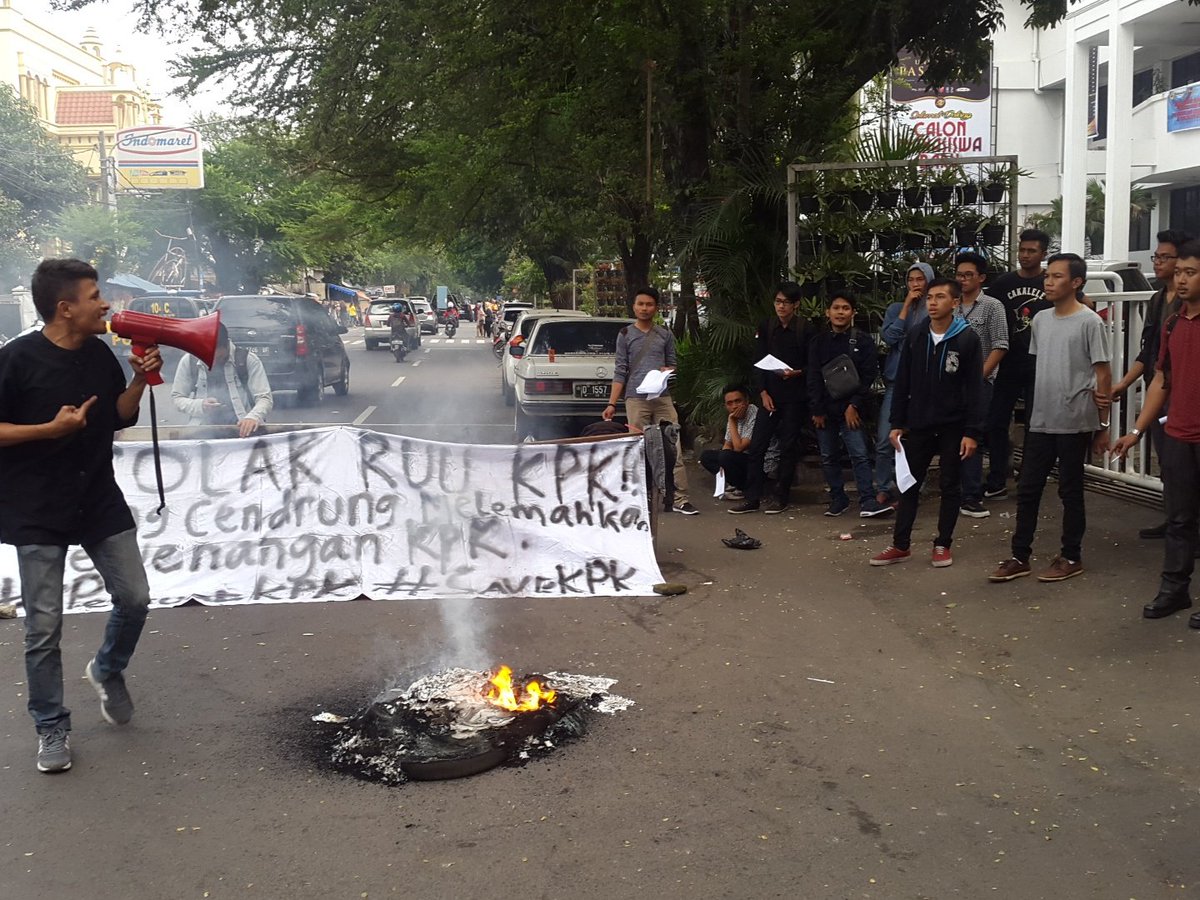 hmihukumunpas's tweet photo. Hari aksi bersama yg dikomandoi oleh @TPAK_Unpas bersama @BEMFHUNPAS @BPM_FHUNPAS @GmnI_UNPAS utk Menolak RUU KPK https://t.co/ngfsm2C83Y