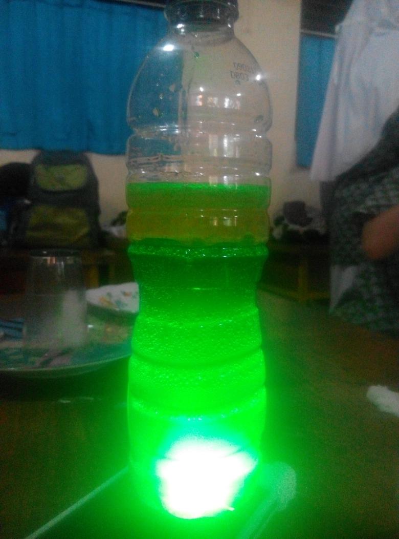 Alat bahannya mudah kok cuma botol air mineral,air,minyak,perwarna makanan,redokson atau CDR,senter atau lampu Hp