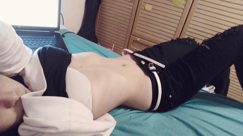 OneWeightless's tweet image. I only can see fat.. I gained 2Kg, Now I'm 45Kg.. fuck all. #Bodycheck #Anaymia