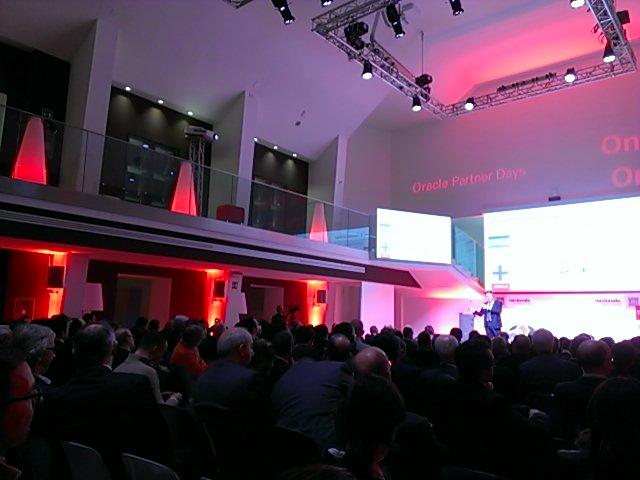 Feval_Oracle's tweet photo. The #Cloud Challenge by @OracleItalia @sauroR illustra @AndreaDellArmi @EMEAOPD @federicolasala1 #OraclePartnerDay https://t.co/tARwUdABPN