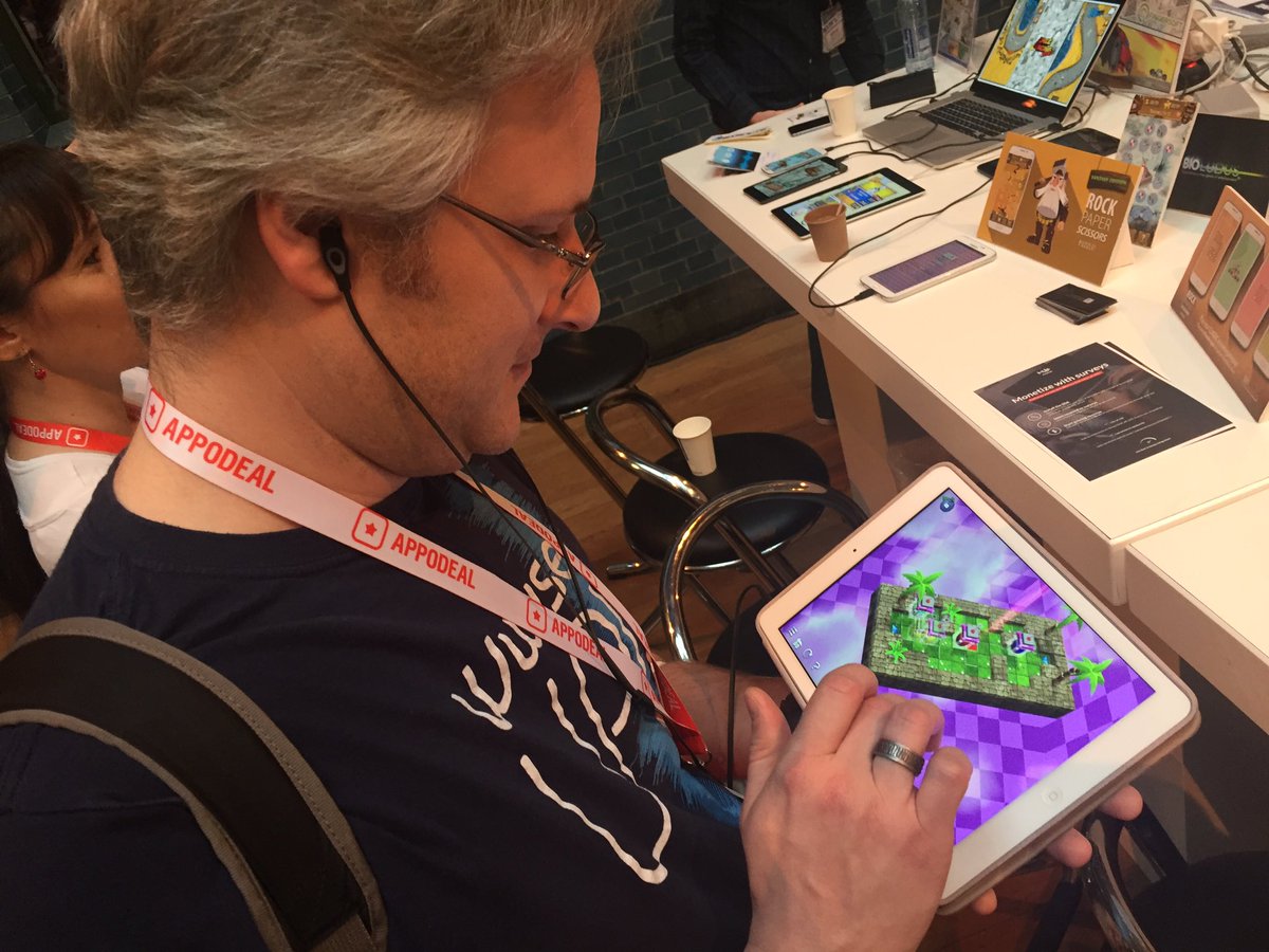 SwapSwapGame's tweet photo. The first gamer asking to listen to @SwapSwapGame audio... cool ! https://t.co/7j8JBgFMUc