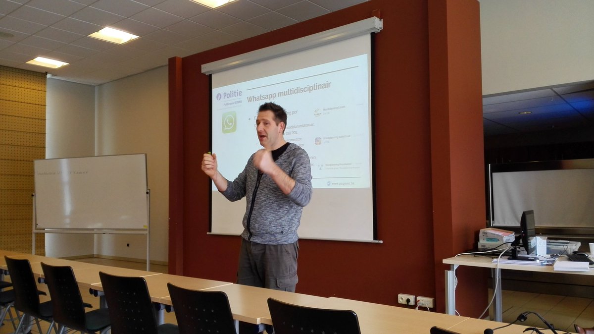 CampusVesta's tweet photo. Early adopters van @PZ_GRENS  leggen Whatsapp toepassingen uit aan andere politiezones.  #Compaan #welovewhatsapp https://t.co/JzPTCzUWqr