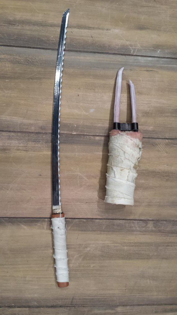 湯田昌次 小道具屋 湯田商店 パンフレットに載らなかった小道具シリーズ 尸良の女陰削ぎ ホトソギ Amp 骨剣 峰のノコギリ刃の大きさ 深さなど遠くからも Dvdで見たときも違和感なく折れない所を探った 骨剣はレインボーさんとのコラボ 無限