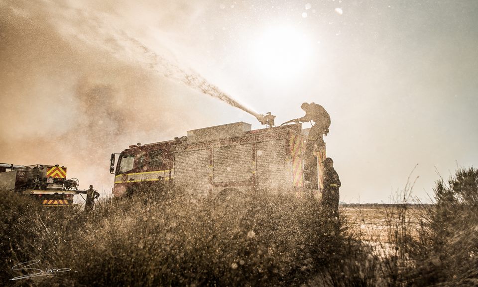 vwsfires's tweet photo. Yesterday we worked alongside firefighters from @cptfrs #KoebergFire. Pic: @Sullphotography https://t.co/gIDiRs9xCh https://t.co/iTGoZw7jeq