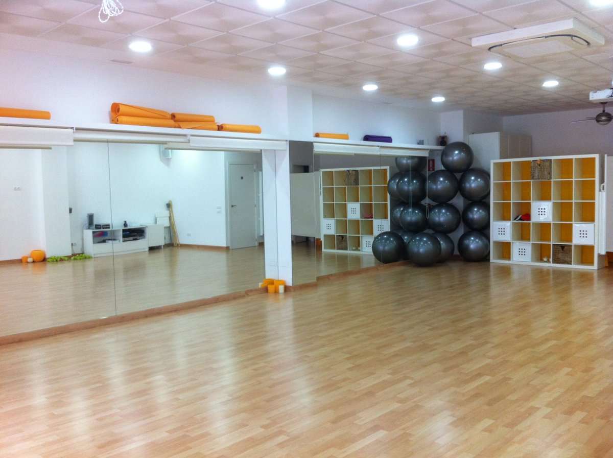 EvaDDB's tweet photo. Nuestra sala esta disponible por horas o días, infórmate! #alquilersala #cursos #talleres #clases #Marbella #evaddb https://t.co/AVjhtMcXlB