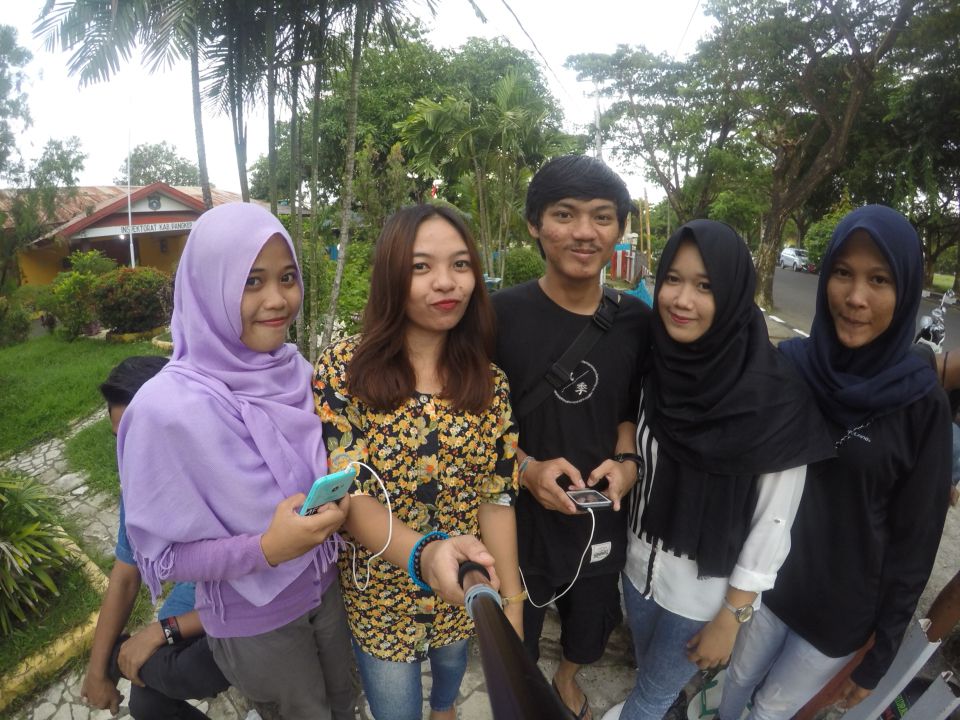 nyoput's tweet photo. Dpn kantor w/  teman https://t.co/f6eTSyNyX3