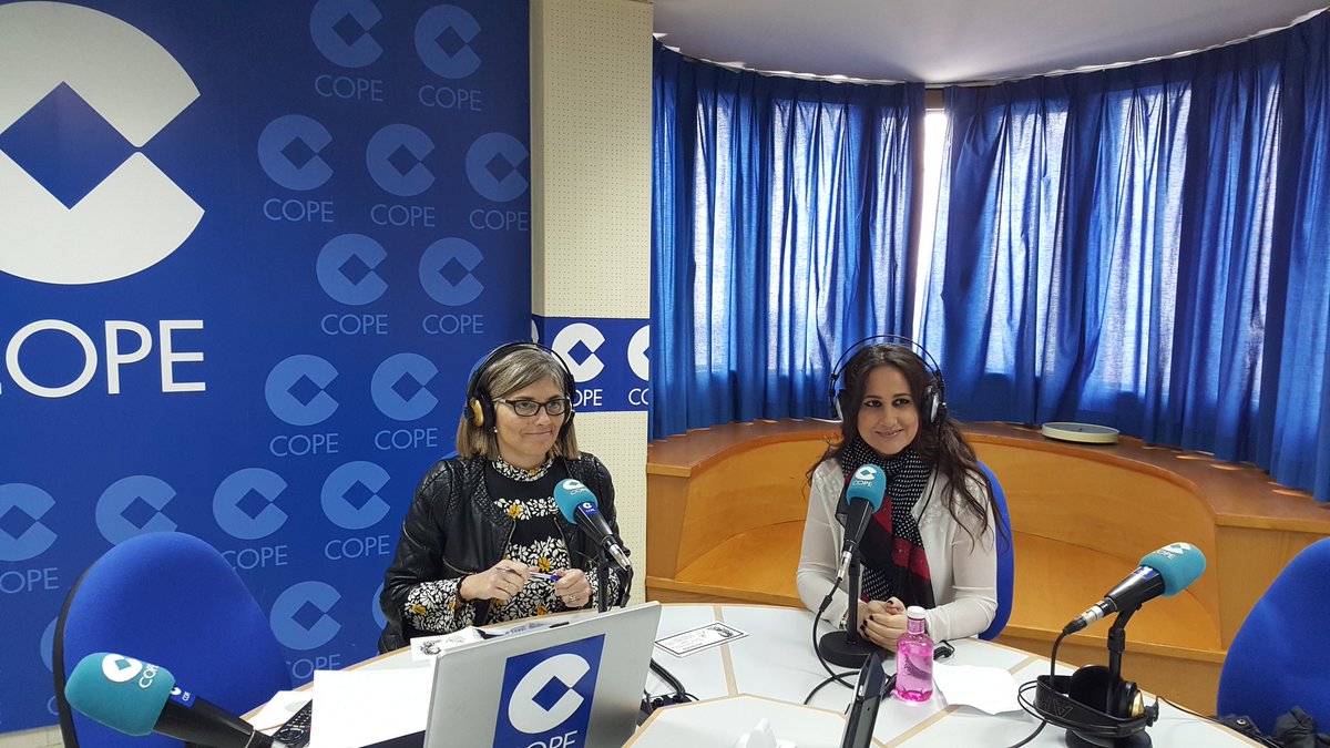 Con <a href="/manolichico/">manoli chico</a> en @cope_es Huelva presentando #Empeñada.