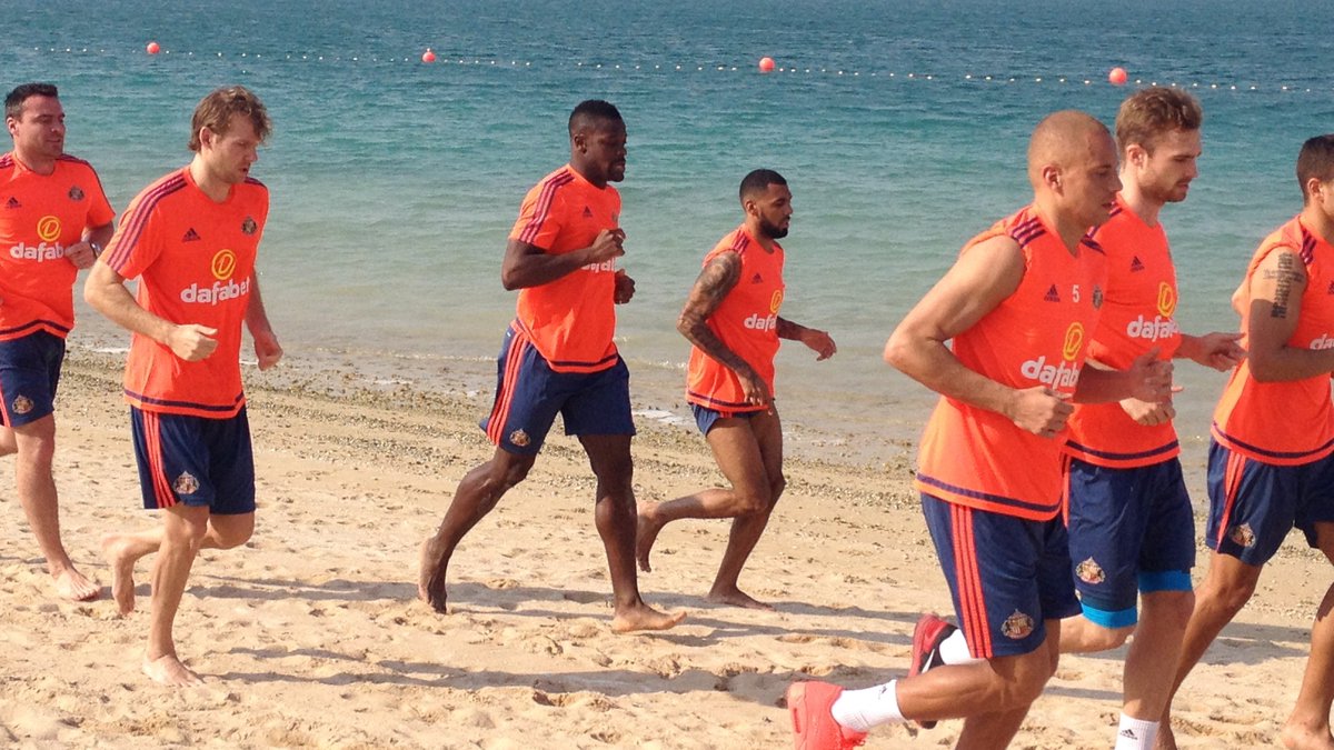 SunderlandAFC's tweet photo. The Lads are working up a sweat in Dubai this week - here's a few snaps. #hawaythelads https://t.co/StRdKiFot5