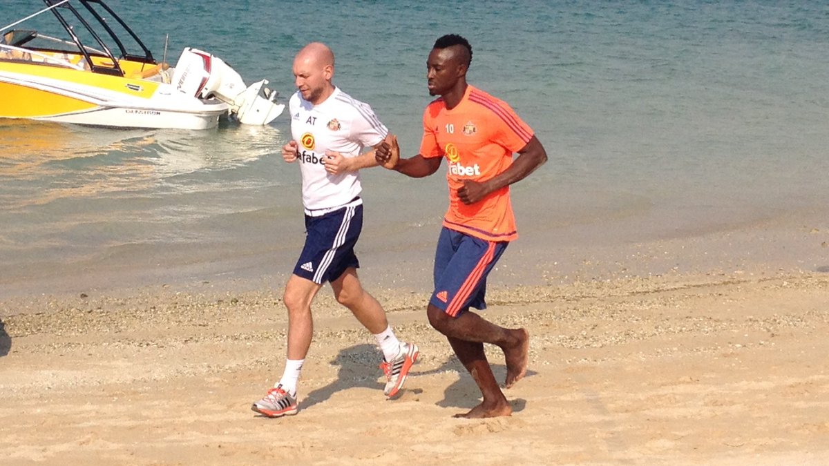 SunderlandAFC's tweet photo. The Lads are working up a sweat in Dubai this week - here's a few snaps. #hawaythelads https://t.co/StRdKiFot5