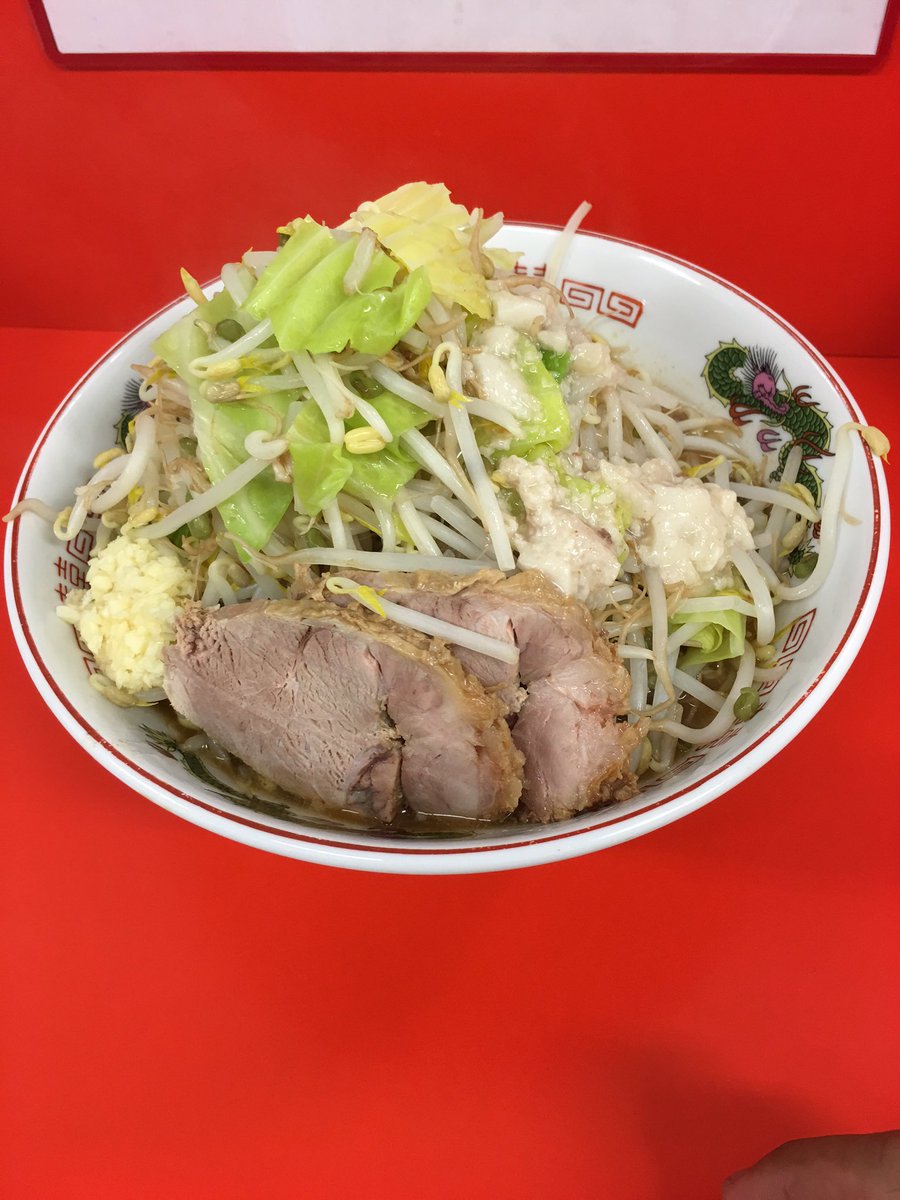 ganatake's tweet photo. 赤ひげ那覇松山店でラーメン小野菜多めニンニク油670円也 https://t.co/rNCGjH1lk2