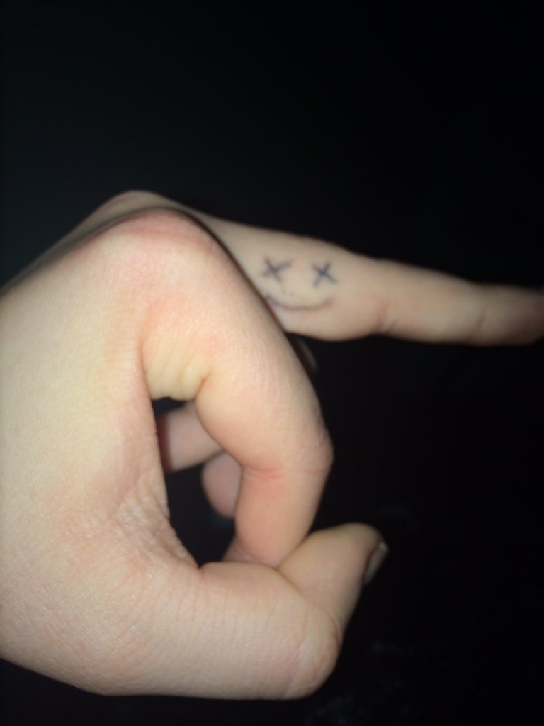 beausslutss's tweet photo. @fizfizfiz @Sam62798 I have a stick and poke tattoo of one of Louis's tattoos https://t.co/tX8IaiRkRA