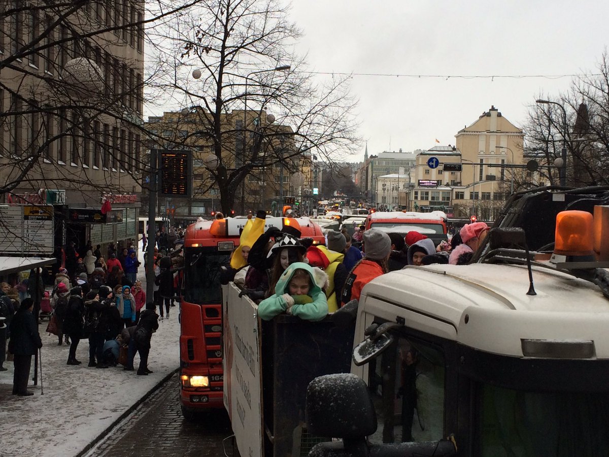 marivesanummi's tweet photo. Loppusuoralla #penkkarit ajelu #Tampere #ylepenkkarit #tamlu https://t.co/8vE5IFNaht