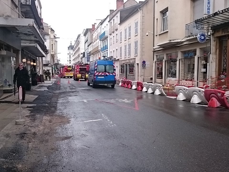 LaBarbote's tweet photo. Attention Vichyssois, la rue Maréchal Foch n'est pas accessible. @VilleDeVichy https://t.co/qSULnxQHxh
