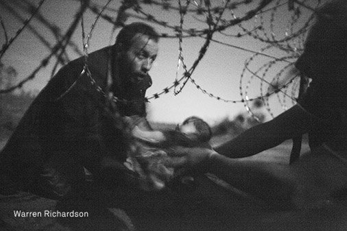 naiz_info's tweet photo. Warren Richardson se hace con el World Press Photo 2015 con una imagen de dos refugiados  https://t.co/DnLASrRpml https://t.co/ZCdZNRSmZK