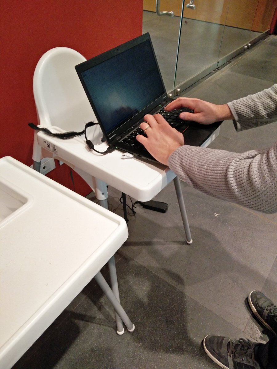 ChiaraTorti's tweet photo. Il #LavoroAgile16 prevede anche di ricariche il PC ogni tanto. #SparkReply resiste! https://t.co/B8xDxzhbK9