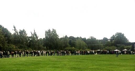RelanserMunch's tweet photo. Flytteargument 1:
-Tøyen er usentralt og vanskelig tilgjengelig. 
Her er mennesker i kø for Munch. September 2015. https://t.co/xExwnu5S9s
